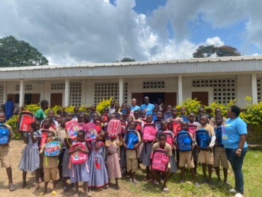 Rentrée scolaire 2022-2023 : La fondation DISTRICOM offre 480 kits scolaires