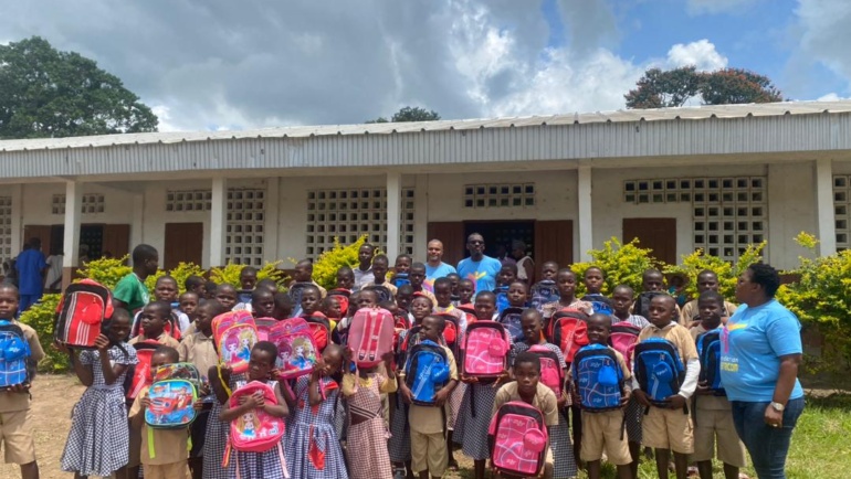 Rentrée scolaire 2022-2023 : La fondation DISTRICOM offre 480 kits scolaires