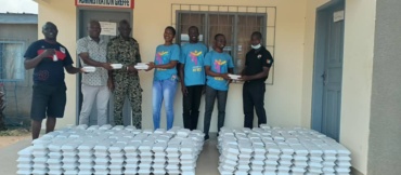 La  Fondation DISTRICOM Offre de la nourriture aux pensionnaires de la prison de Toumodi
